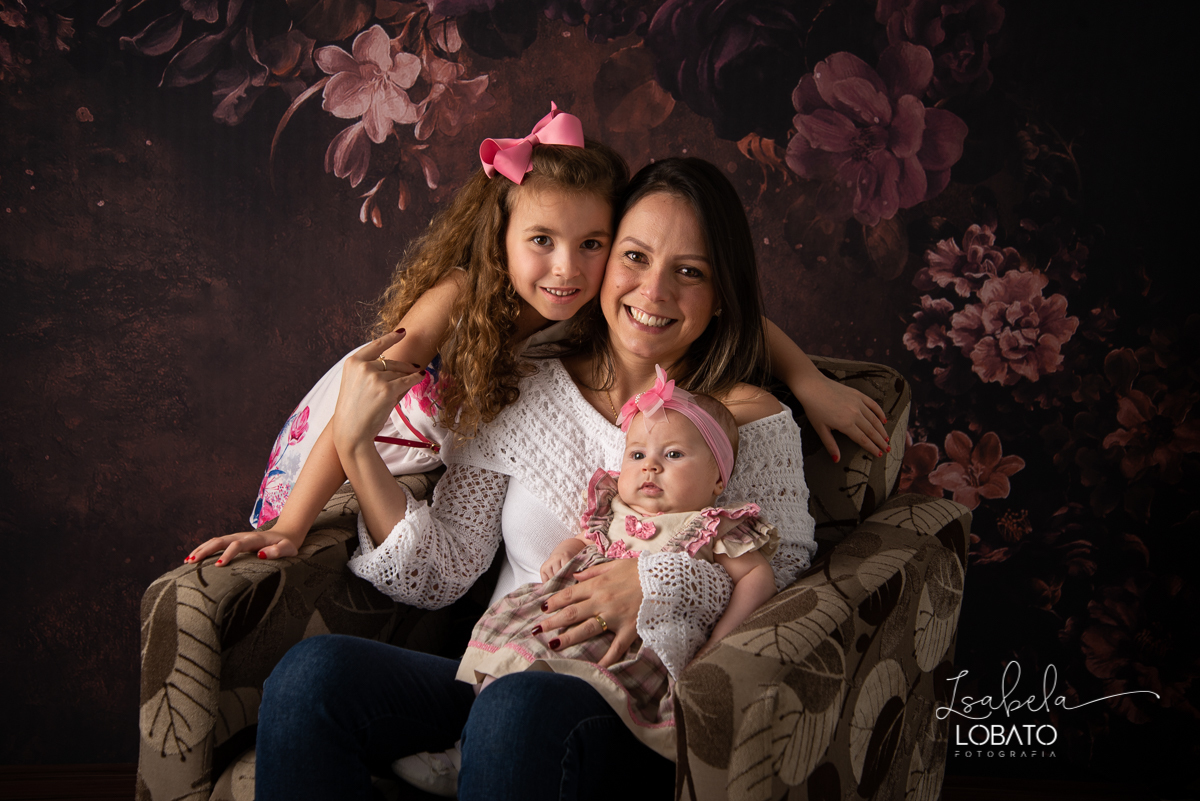 amor-de-mae-ensaio-fotografico-do-dia-das-maes-fotografia-de-mae-amor-materno-aleitamento-materno-sessao-do-dia-das-maes-2020-estudio-de-fotos-em-barbacena-isabela-lobato-fotografia-melhor-fotografa-de-barbacena-luz-de-estudio-fotografa-de-criancas