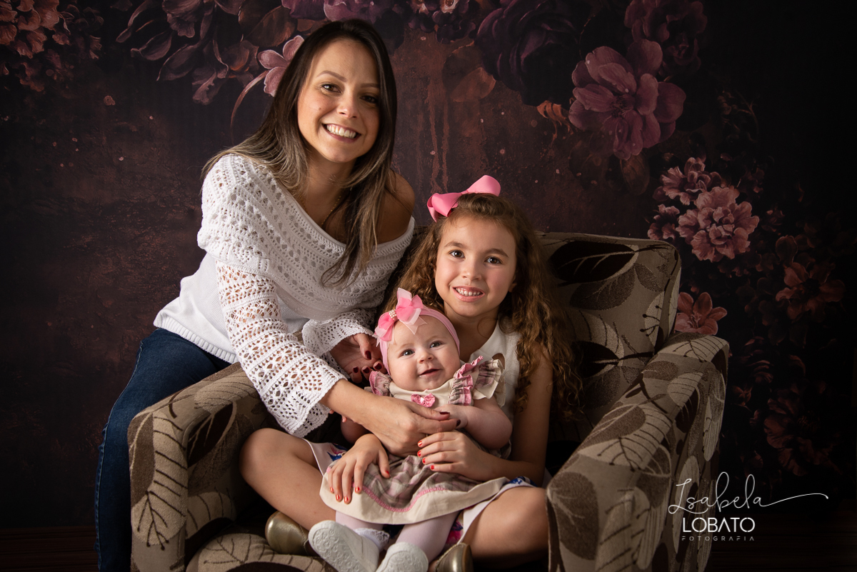 amor-de-mae-ensaio-fotografico-do-dia-das-maes-fotografia-de-mae-amor-materno-aleitamento-materno-sessao-do-dia-das-maes-2020-estudio-de-fotos-em-barbacena-isabela-lobato-fotografia-melhor-fotografa-de-barbacena-luz-de-estudio-fotografa-de-criancas