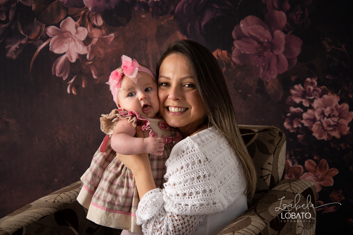 amor-de-mae-ensaio-fotografico-do-dia-das-maes-fotografia-de-mae-amor-materno-aleitamento-materno-sessao-do-dia-das-maes-2020-estudio-de-fotos-em-barbacena-isabela-lobato-fotografia-melhor-fotografa-de-barbacena-luz-de-estudio-fotografa-de-criancas