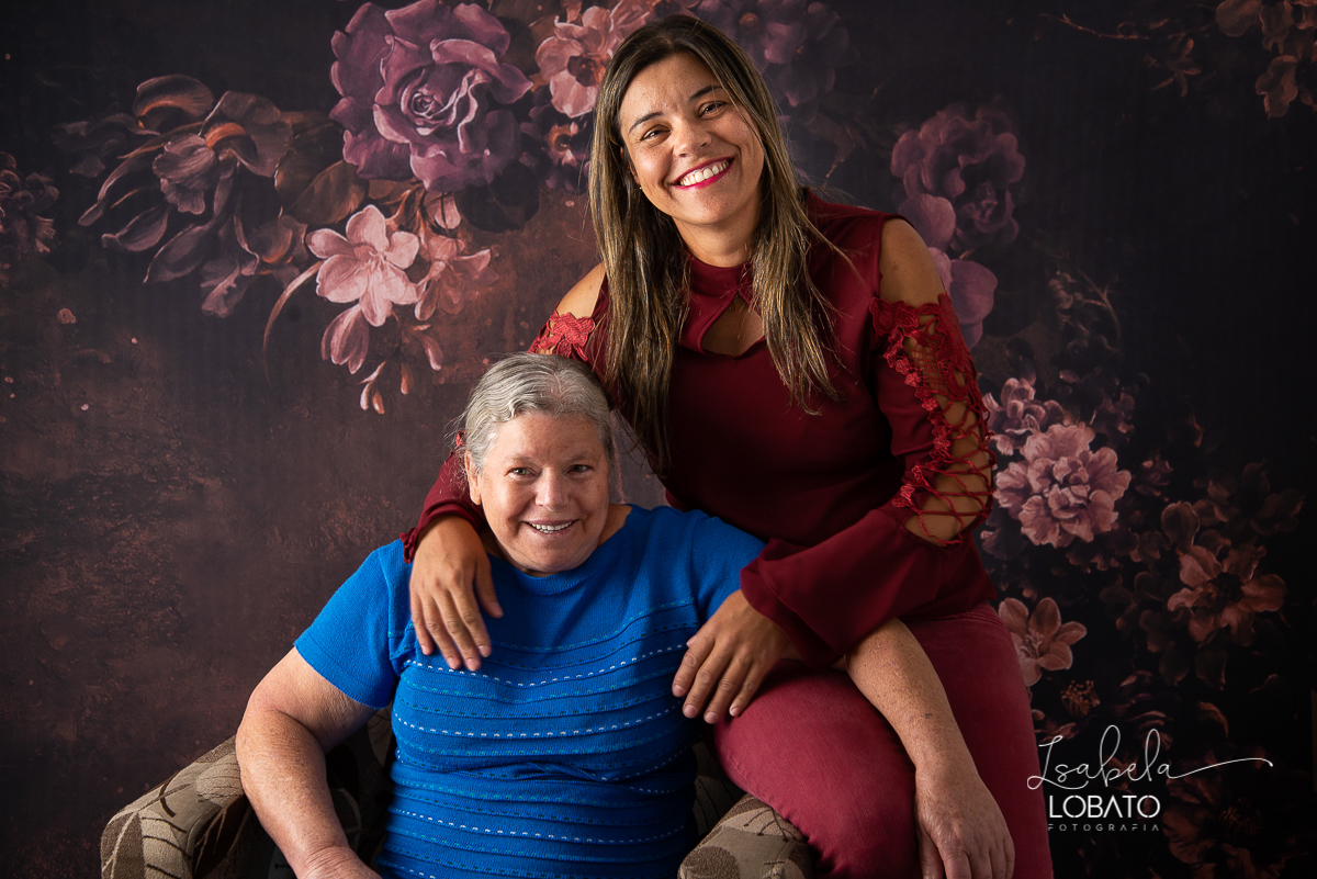 amor-de-mae-ensaio-fotografico-do-dia-das-maes-fotografia-de-mae-amor-materno-aleitamento-materno-sessao-do-dia-das-maes-2020-estudio-de-fotos-em-barbacena-isabela-lobato-fotografia-melhor-fotografa-de-barbacena-luz-de-estudio-fotografa-de-criancas