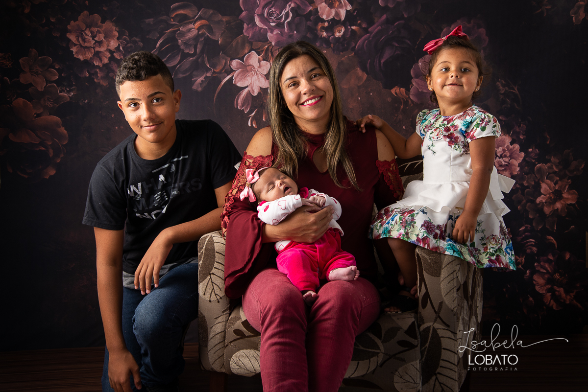 amor-de-mae-ensaio-fotografico-do-dia-das-maes-fotografia-de-mae-amor-materno-aleitamento-materno-sessao-do-dia-das-maes-2020-estudio-de-fotos-em-barbacena-isabela-lobato-fotografia-melhor-fotografa-de-barbacena-luz-de-estudio-fotografa-de-criancas