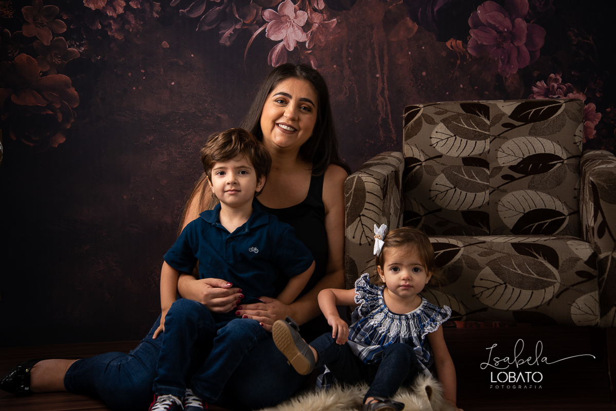 amor-de-mae-ensaio-fotografico-do-dia-das-maes-fotografia-de-mae-amor-materno-aleitamento-materno-sessao-do-dia-das-maes-2020-estudio-de-fotos-em-barbacena-isabela-lobato-fotografia-melhor-fotografa-de-barbacena-luz-de-estudio-fotografa-de-criancas