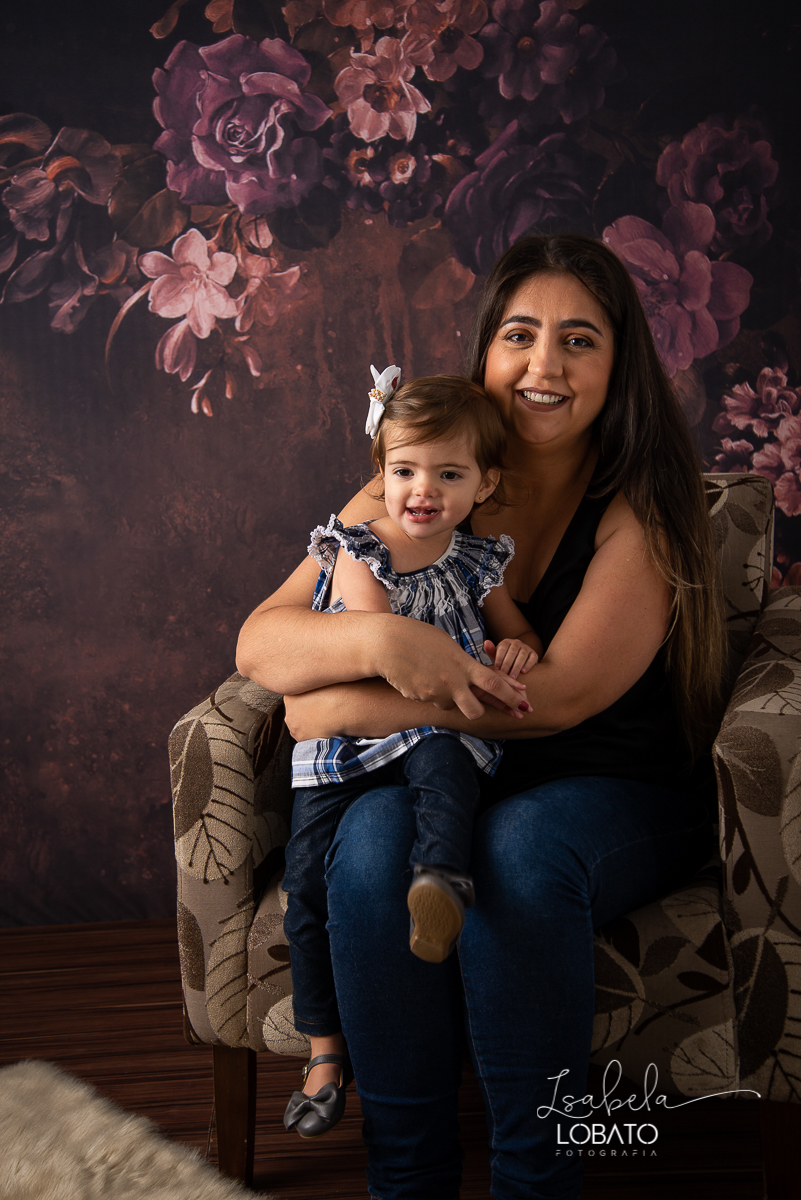 amor-de-mae-ensaio-fotografico-do-dia-das-maes-fotografia-de-mae-amor-materno-aleitamento-materno-sessao-do-dia-das-maes-2020-estudio-de-fotos-em-barbacena-isabela-lobato-fotografia-melhor-fotografa-de-barbacena-luz-de-estudio-fotografa-de-criancas