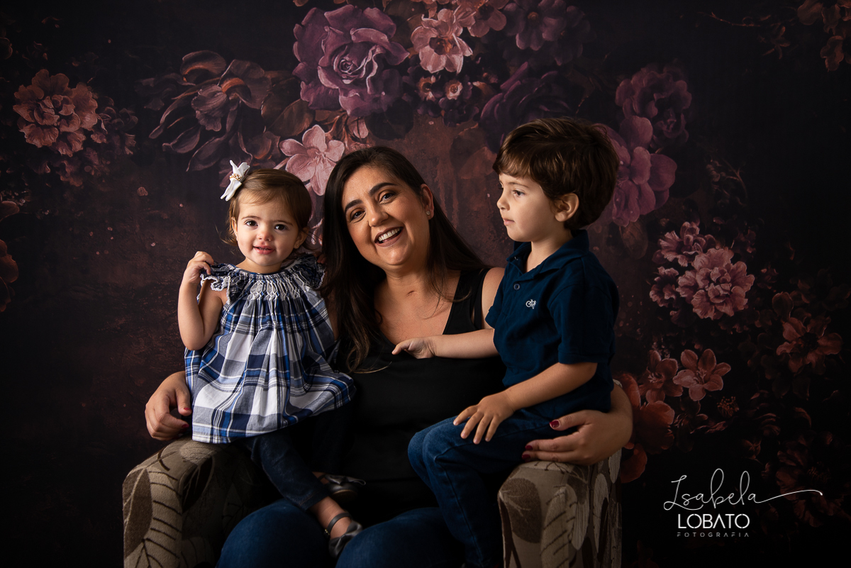 amor-de-mae-ensaio-fotografico-do-dia-das-maes-fotografia-de-mae-amor-materno-aleitamento-materno-sessao-do-dia-das-maes-2020-estudio-de-fotos-em-barbacena-isabela-lobato-fotografia-melhor-fotografa-de-barbacena-luz-de-estudio-fotografa-de-criancas