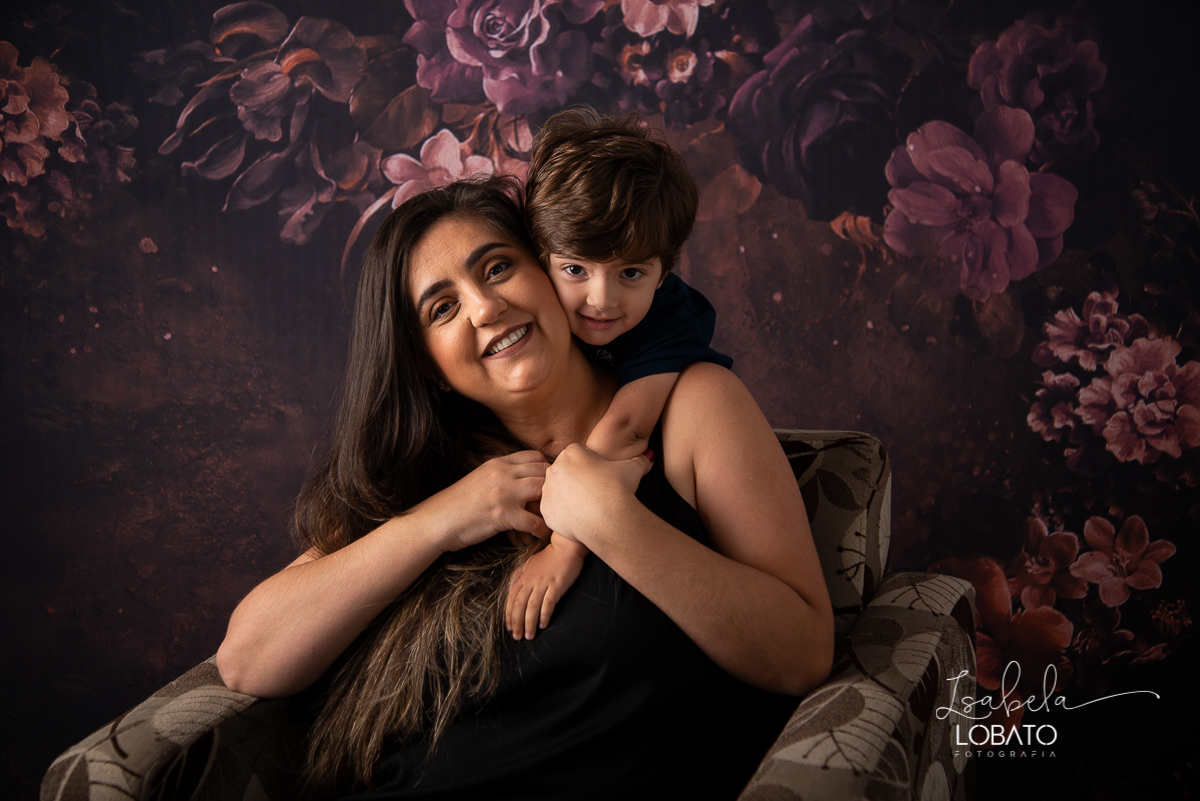 amor-de-mae-ensaio-fotografico-do-dia-das-maes-fotografia-de-mae-amor-materno-aleitamento-materno-sessao-do-dia-das-maes-2020-estudio-de-fotos-em-barbacena-isabela-lobato-fotografia-melhor-fotografa-de-barbacena-luz-de-estudio-fotografa-de-criancas