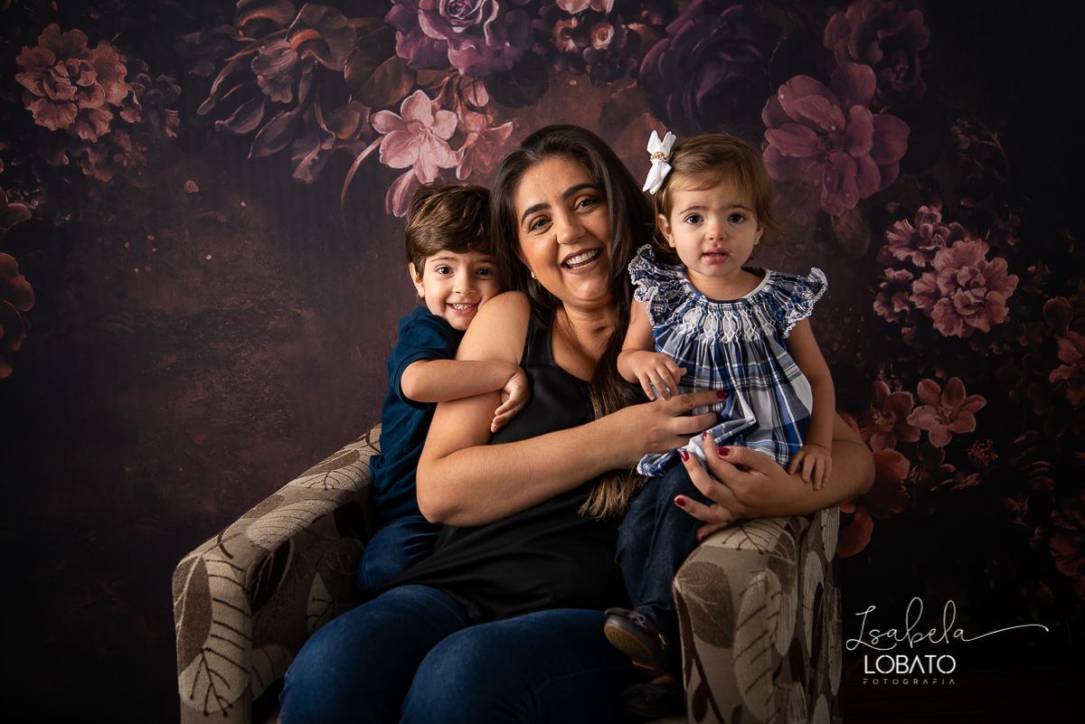 amor-de-mae-ensaio-fotografico-do-dia-das-maes-fotografia-de-mae-amor-materno-aleitamento-materno-sessao-do-dia-das-maes-2020-estudio-de-fotos-em-barbacena-isabela-lobato-fotografia-melhor-fotografa-de-barbacena-luz-de-estudio-fotografa-de-criancas