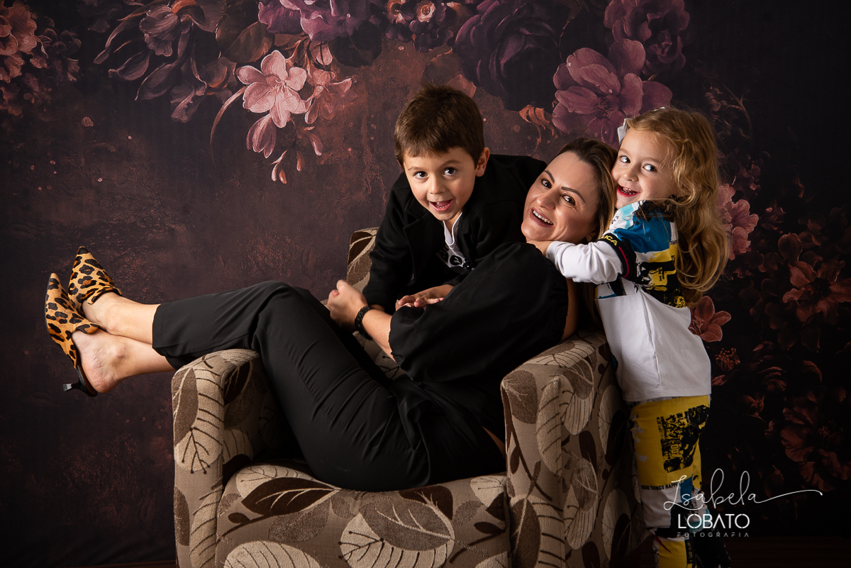 amor-de-mae-ensaio-fotografico-do-dia-das-maes-fotografia-de-mae-amor-materno-aleitamento-materno-sessao-do-dia-das-maes-2020-estudio-de-fotos-em-barbacena-isabela-lobato-fotografia-melhor-fotografa-de-barbacena-luz-de-estudio-fotografa-de-criancas