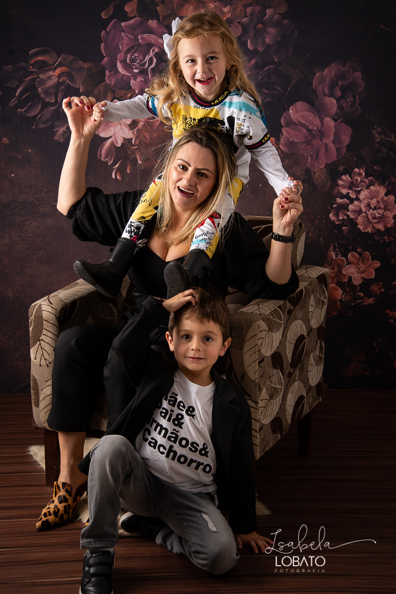 amor-de-mae-ensaio-fotografico-do-dia-das-maes-fotografia-de-mae-amor-materno-aleitamento-materno-sessao-do-dia-das-maes-2020-estudio-de-fotos-em-barbacena-isabela-lobato-fotografia-melhor-fotografa-de-barbacena-luz-de-estudio-fotografa-de-criancas