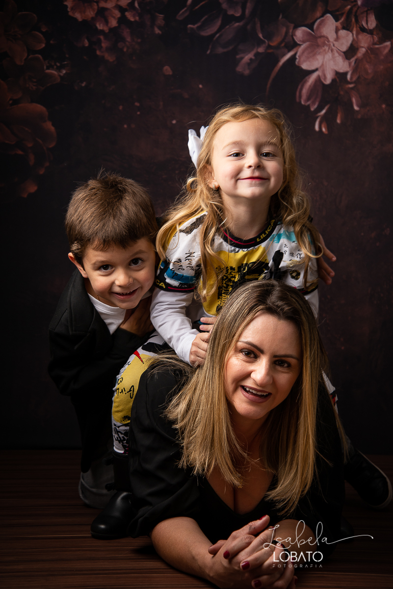 amor-de-mae-ensaio-fotografico-do-dia-das-maes-fotografia-de-mae-amor-materno-aleitamento-materno-sessao-do-dia-das-maes-2020-estudio-de-fotos-em-barbacena-isabela-lobato-fotografia-melhor-fotografa-de-barbacena-luz-de-estudio-fotografa-de-criancas