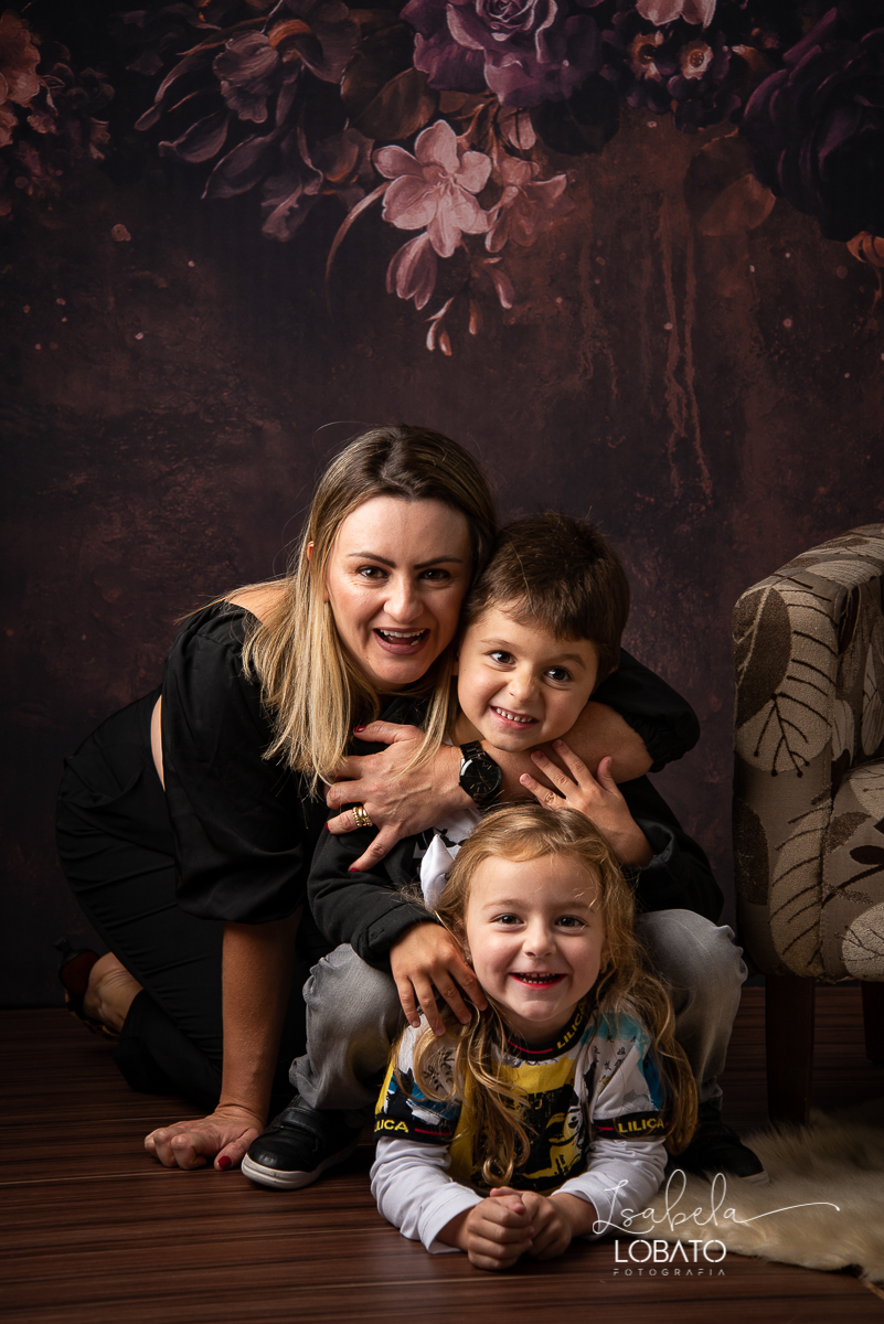 amor-de-mae-ensaio-fotografico-do-dia-das-maes-fotografia-de-mae-amor-materno-aleitamento-materno-sessao-do-dia-das-maes-2020-estudio-de-fotos-em-barbacena-isabela-lobato-fotografia-melhor-fotografa-de-barbacena-luz-de-estudio-fotografa-de-criancas