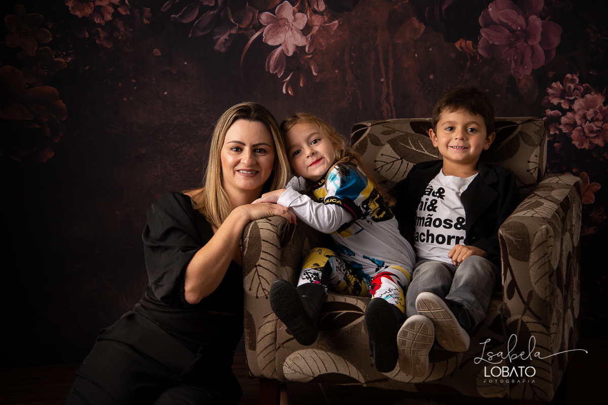 amor-de-mae-ensaio-fotografico-do-dia-das-maes-fotografia-de-mae-amor-materno-aleitamento-materno-sessao-do-dia-das-maes-2020-estudio-de-fotos-em-barbacena-isabela-lobato-fotografia-melhor-fotografa-de-barbacena-luz-de-estudio-fotografa-de-criancas