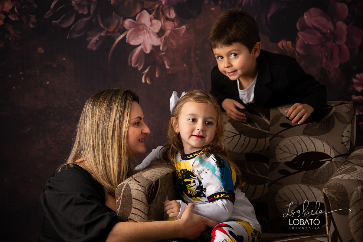 amor-de-mae-ensaio-fotografico-do-dia-das-maes-fotografia-de-mae-amor-materno-aleitamento-materno-sessao-do-dia-das-maes-2020-estudio-de-fotos-em-barbacena-isabela-lobato-fotografia-melhor-fotografa-de-barbacena-luz-de-estudio-fotografa-de-criancas