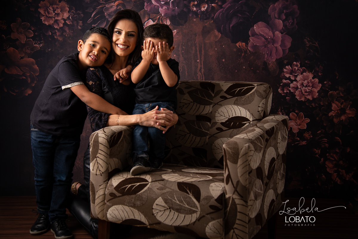 amor-de-mae-ensaio-fotografico-do-dia-das-maes-fotografia-de-mae-amor-materno-aleitamento-materno-sessao-do-dia-das-maes-2020-estudio-de-fotos-em-barbacena-isabela-lobato-fotografia-melhor-fotografa-de-barbacena-luz-de-estudio-fotografa-de-criancas