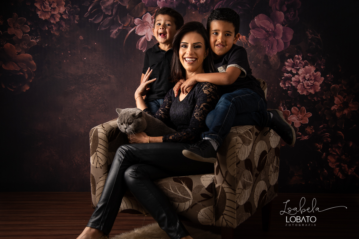 amor-de-mae-ensaio-fotografico-do-dia-das-maes-fotografia-de-mae-amor-materno-aleitamento-materno-sessao-do-dia-das-maes-2020-estudio-de-fotos-em-barbacena-isabela-lobato-fotografia-melhor-fotografa-de-barbacena-luz-de-estudio-fotografa-de-criancas