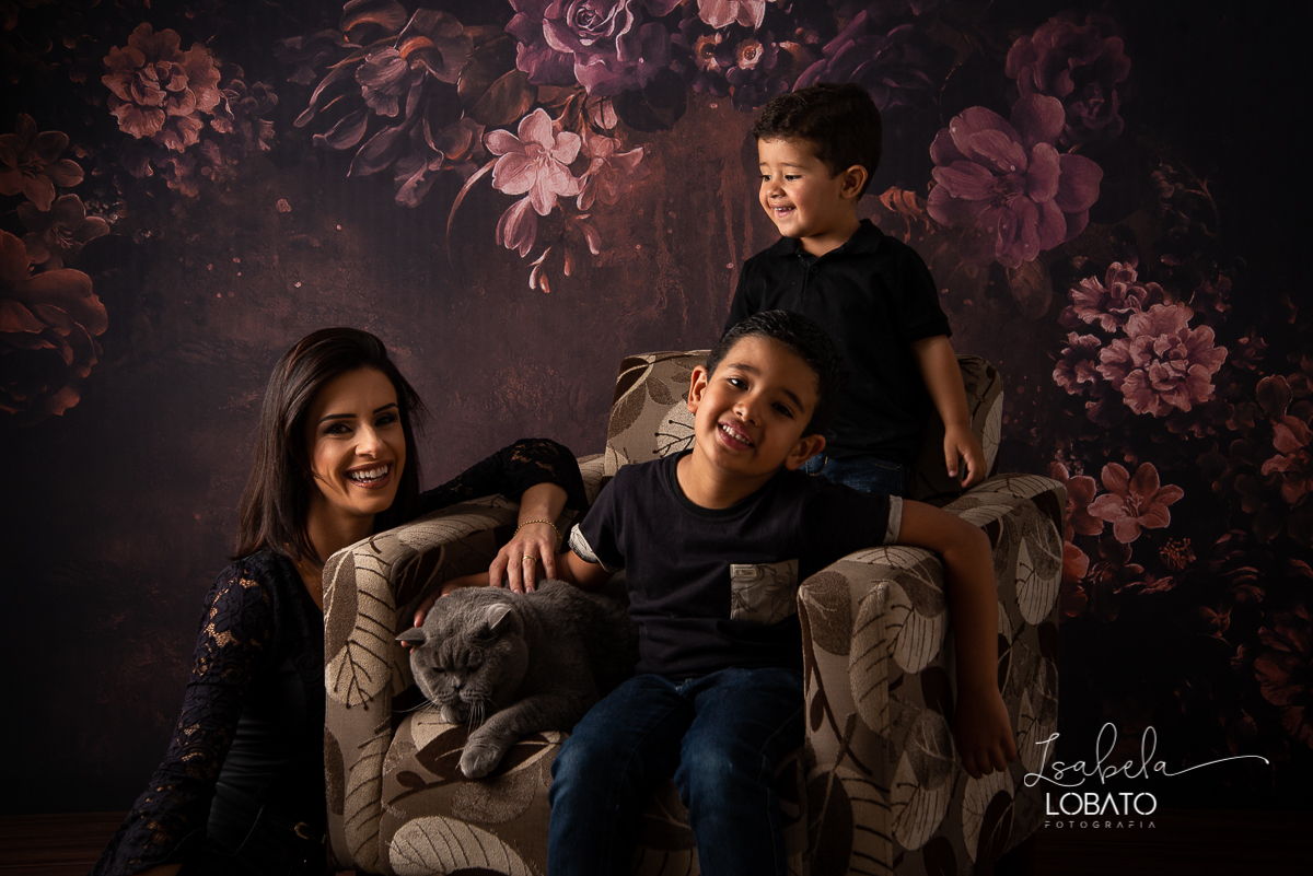 amor-de-mae-ensaio-fotografico-do-dia-das-maes-fotografia-de-mae-amor-materno-aleitamento-materno-sessao-do-dia-das-maes-2020-estudio-de-fotos-em-barbacena-isabela-lobato-fotografia-melhor-fotografa-de-barbacena-luz-de-estudio-fotografa-de-criancas