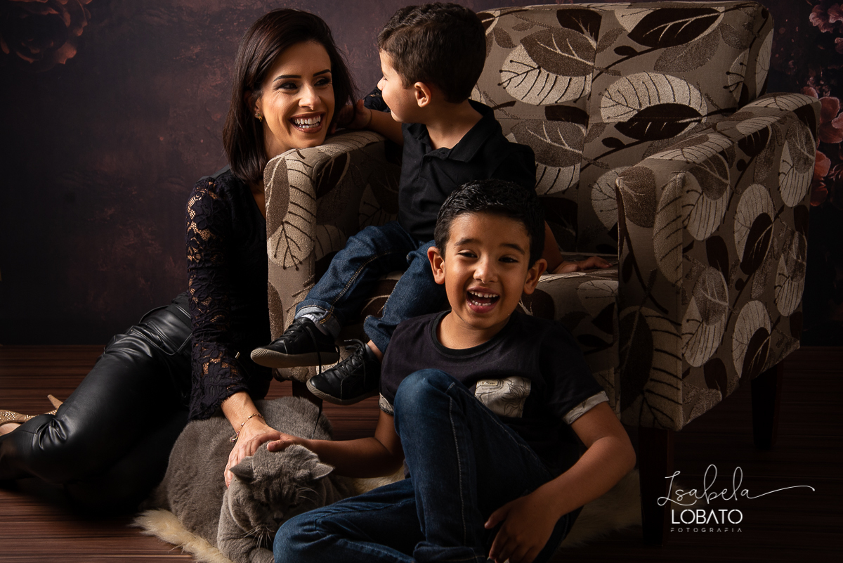 amor-de-mae-ensaio-fotografico-do-dia-das-maes-fotografia-de-mae-amor-materno-aleitamento-materno-sessao-do-dia-das-maes-2020-estudio-de-fotos-em-barbacena-isabela-lobato-fotografia-melhor-fotografa-de-barbacena-luz-de-estudio-fotografa-de-criancas