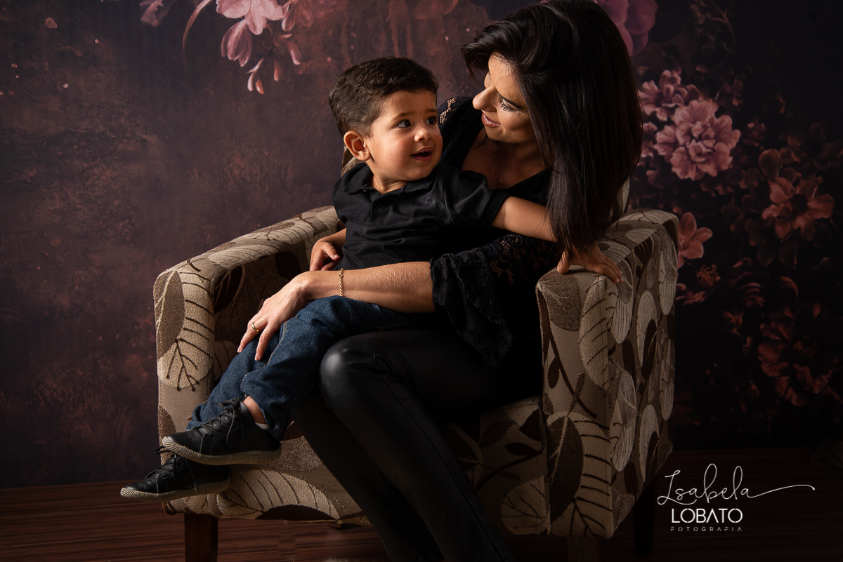 amor-de-mae-ensaio-fotografico-do-dia-das-maes-fotografia-de-mae-amor-materno-aleitamento-materno-sessao-do-dia-das-maes-2020-estudio-de-fotos-em-barbacena-isabela-lobato-fotografia-melhor-fotografa-de-barbacena-luz-de-estudio-fotografa-de-criancas