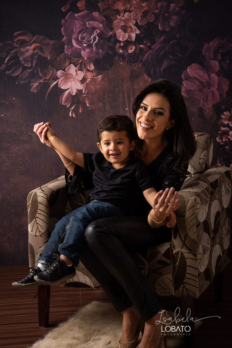 amor-de-mae-ensaio-fotografico-do-dia-das-maes-fotografia-de-mae-amor-materno-aleitamento-materno-sessao-do-dia-das-maes-2020-estudio-de-fotos-em-barbacena-isabela-lobato-fotografia-melhor-fotografa-de-barbacena-luz-de-estudio-fotografa-de-criancas