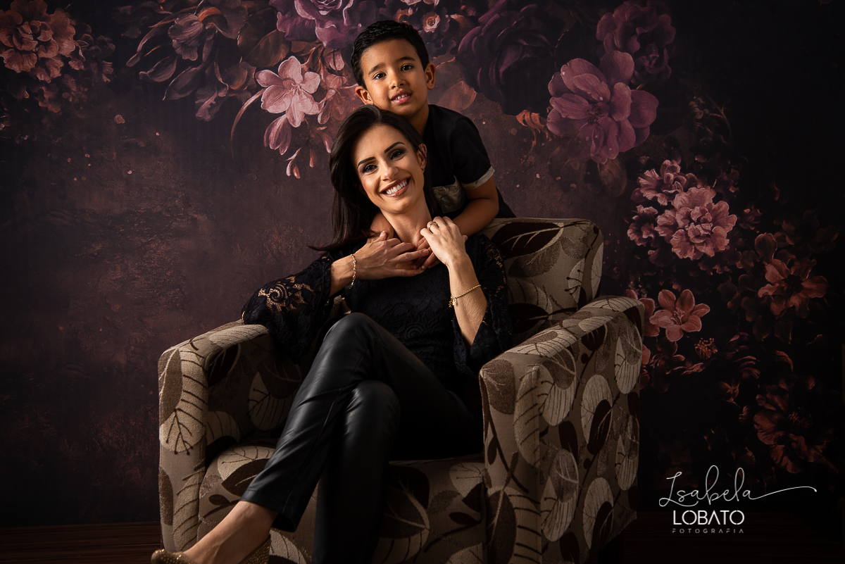 amor-de-mae-ensaio-fotografico-do-dia-das-maes-fotografia-de-mae-amor-materno-aleitamento-materno-sessao-do-dia-das-maes-2020-estudio-de-fotos-em-barbacena-isabela-lobato-fotografia-melhor-fotografa-de-barbacena-luz-de-estudio-fotografa-de-criancas