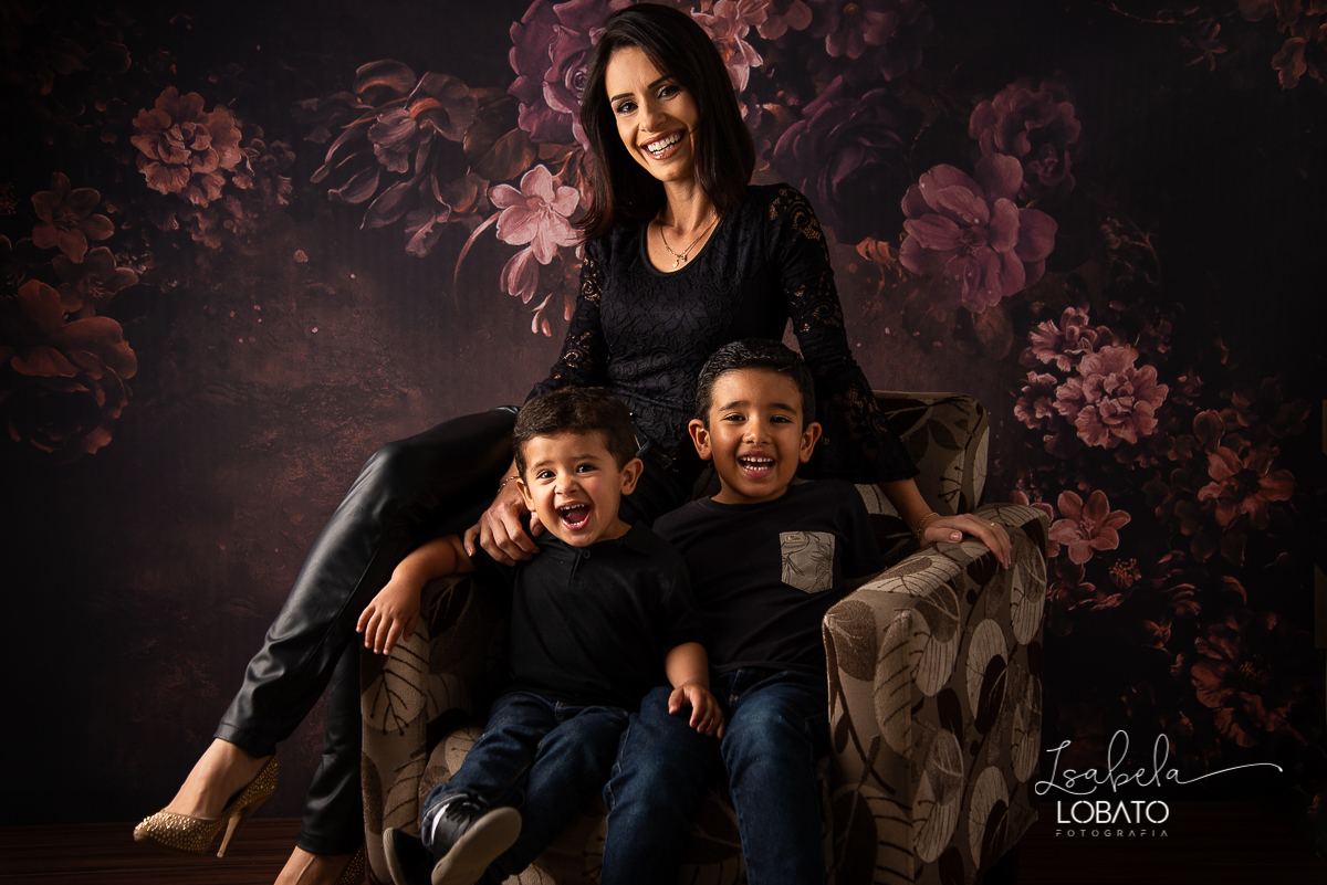 amor-de-mae-ensaio-fotografico-do-dia-das-maes-fotografia-de-mae-amor-materno-aleitamento-materno-sessao-do-dia-das-maes-2020-estudio-de-fotos-em-barbacena-isabela-lobato-fotografia-melhor-fotografa-de-barbacena-luz-de-estudio-fotografa-de-criancas