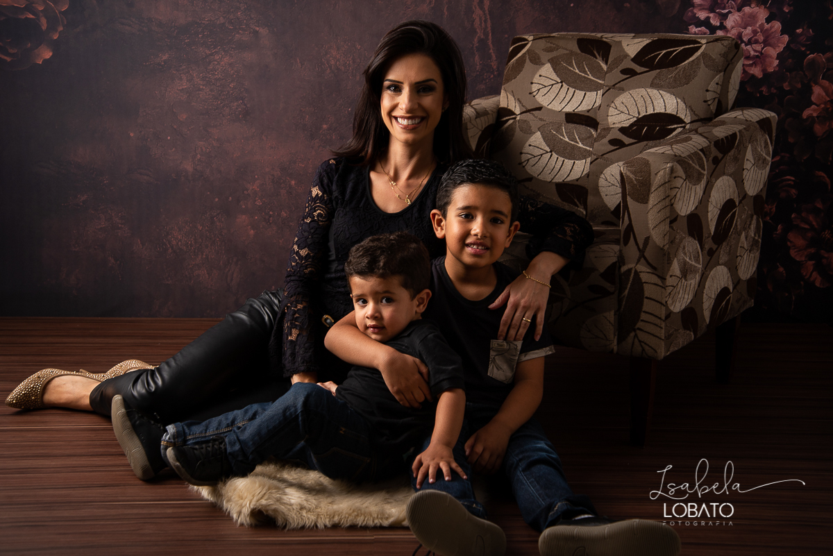 amor-de-mae-ensaio-fotografico-do-dia-das-maes-fotografia-de-mae-amor-materno-aleitamento-materno-sessao-do-dia-das-maes-2020-estudio-de-fotos-em-barbacena-isabela-lobato-fotografia-melhor-fotografa-de-barbacena-luz-de-estudio-fotografa-de-criancas