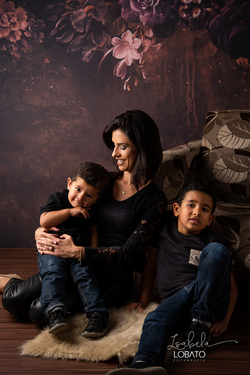 amor-de-mae-ensaio-fotografico-do-dia-das-maes-fotografia-de-mae-amor-materno-aleitamento-materno-sessao-do-dia-das-maes-2020-estudio-de-fotos-em-barbacena-isabela-lobato-fotografia-melhor-fotografa-de-barbacena-luz-de-estudio-fotografa-de-criancas