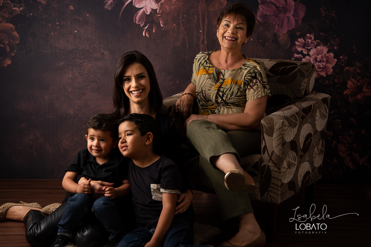 amor-de-mae-ensaio-fotografico-do-dia-das-maes-fotografia-de-mae-amor-materno-aleitamento-materno-sessao-do-dia-das-maes-2020-estudio-de-fotos-em-barbacena-isabela-lobato-fotografia-melhor-fotografa-de-barbacena-luz-de-estudio-fotografa-de-criancas