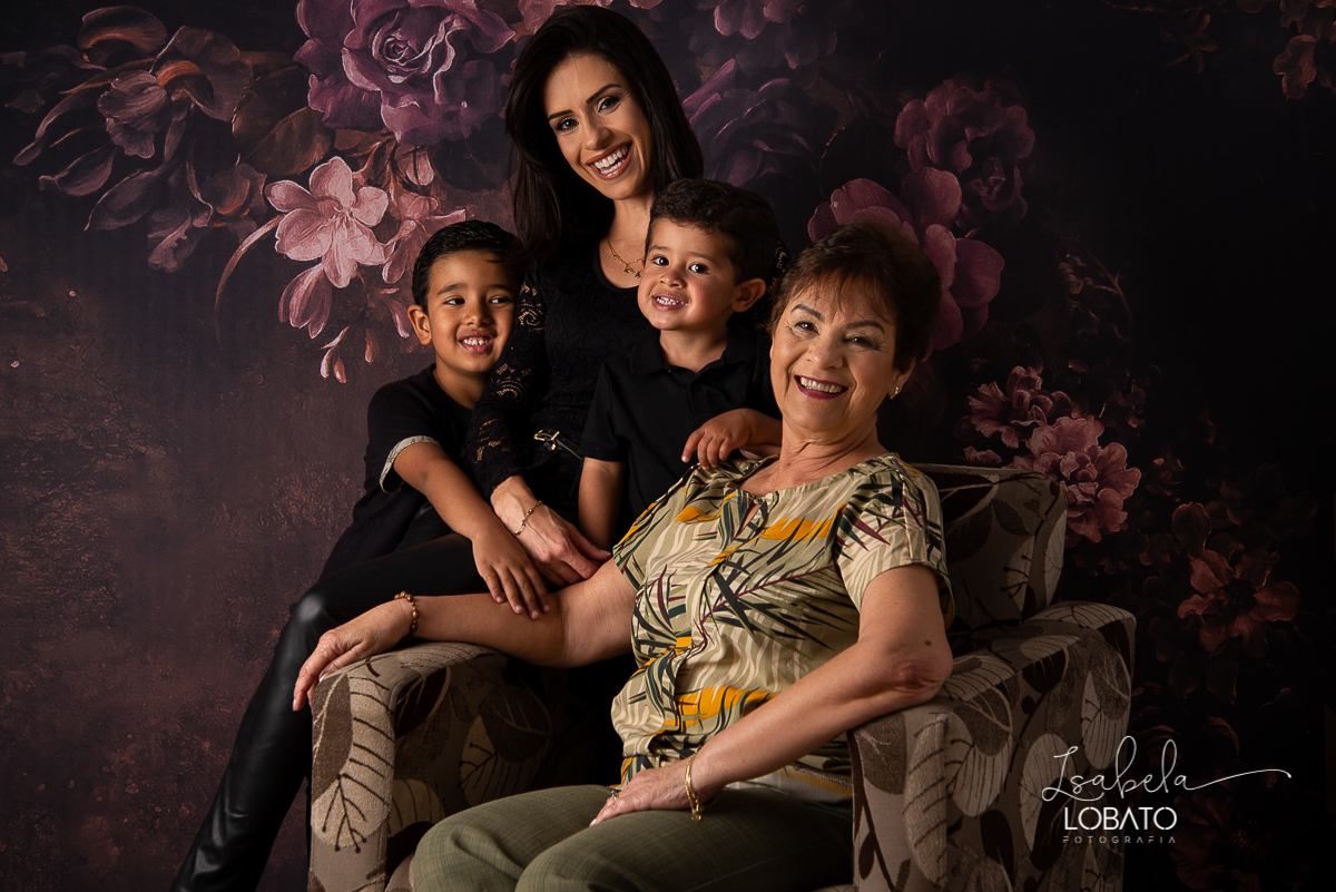 amor-de-mae-ensaio-fotografico-do-dia-das-maes-fotografia-de-mae-amor-materno-aleitamento-materno-sessao-do-dia-das-maes-2020-estudio-de-fotos-em-barbacena-isabela-lobato-fotografia-melhor-fotografa-de-barbacena-luz-de-estudio-fotografa-de-criancas