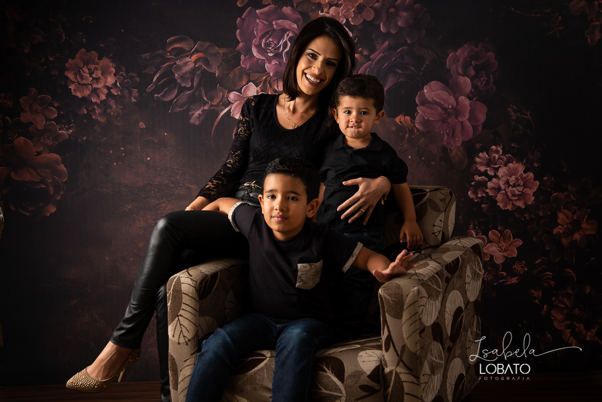 amor-de-mae-ensaio-fotografico-do-dia-das-maes-fotografia-de-mae-amor-materno-aleitamento-materno-sessao-do-dia-das-maes-2020-estudio-de-fotos-em-barbacena-isabela-lobato-fotografia-melhor-fotografa-de-barbacena-luz-de-estudio-fotografa-de-criancas