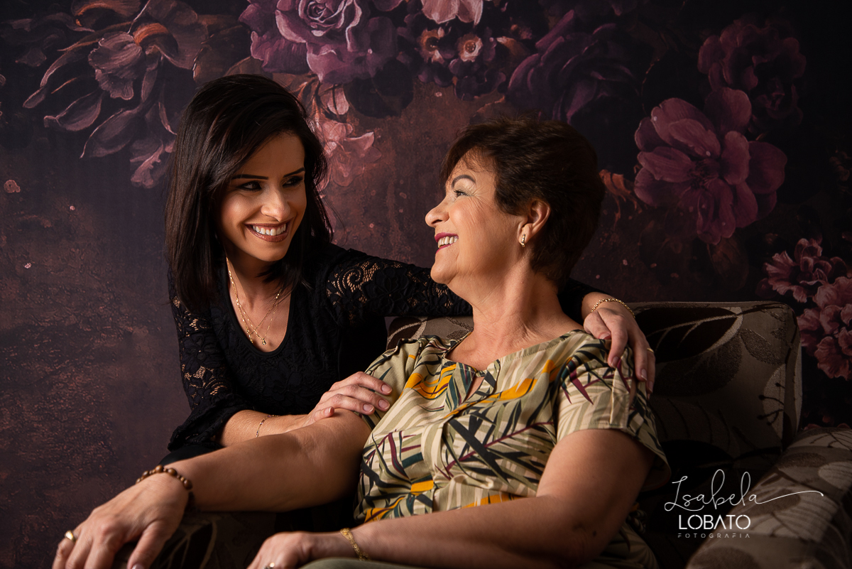 amor-de-mae-ensaio-fotografico-do-dia-das-maes-fotografia-de-mae-amor-materno-aleitamento-materno-sessao-do-dia-das-maes-2020-estudio-de-fotos-em-barbacena-isabela-lobato-fotografia-melhor-fotografa-de-barbacena-luz-de-estudio-fotografa-de-criancas