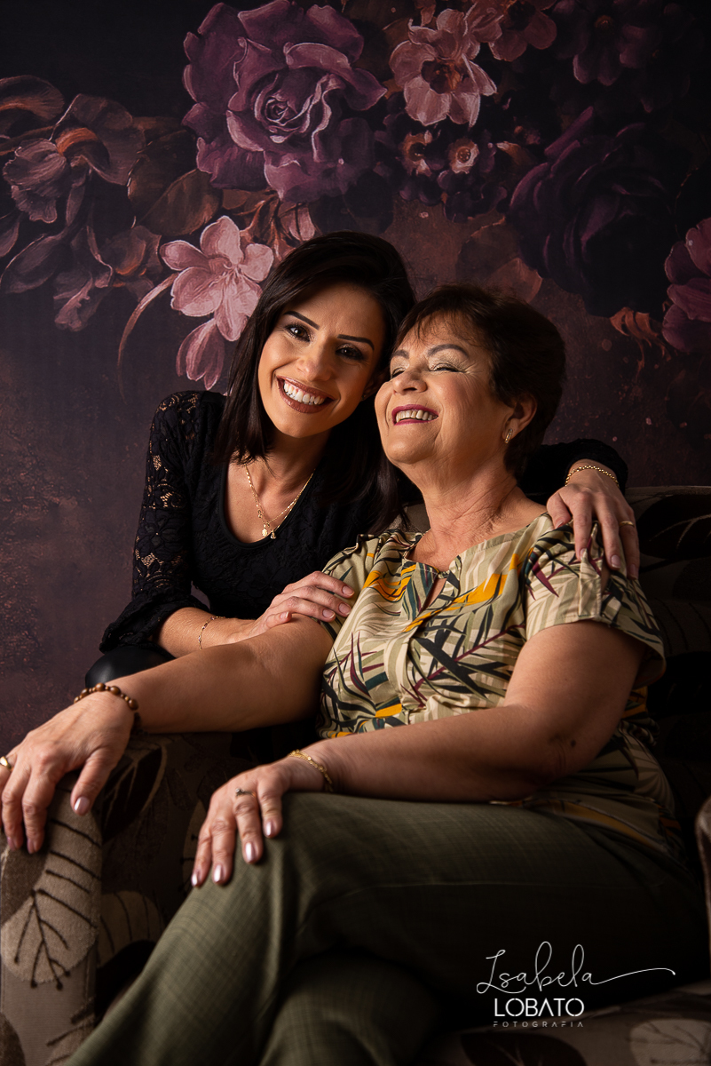 amor-de-mae-ensaio-fotografico-do-dia-das-maes-fotografia-de-mae-amor-materno-aleitamento-materno-sessao-do-dia-das-maes-2020-estudio-de-fotos-em-barbacena-isabela-lobato-fotografia-melhor-fotografa-de-barbacena-luz-de-estudio-fotografa-de-criancamor-deas