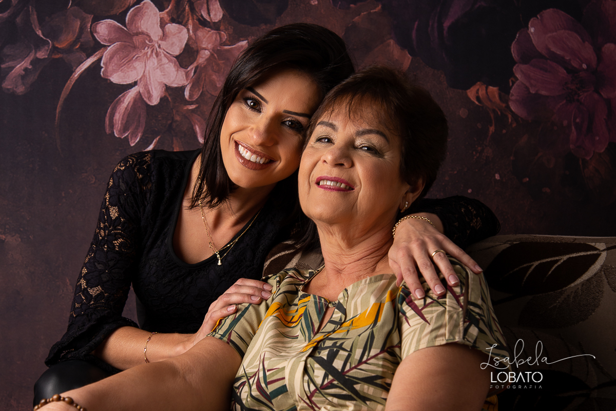 amor-de-mae-ensaio-fotografico-do-dia-das-maes-fotografia-de-mae-amor-materno-aleitamento-materno-sessao-do-dia-das-maes-2020-estudio-de-fotos-em-barbacena-isabela-lobato-fotografia-melhor-fotografa-de-barbacena-luz-de-estudio-fotografa-de-criancas