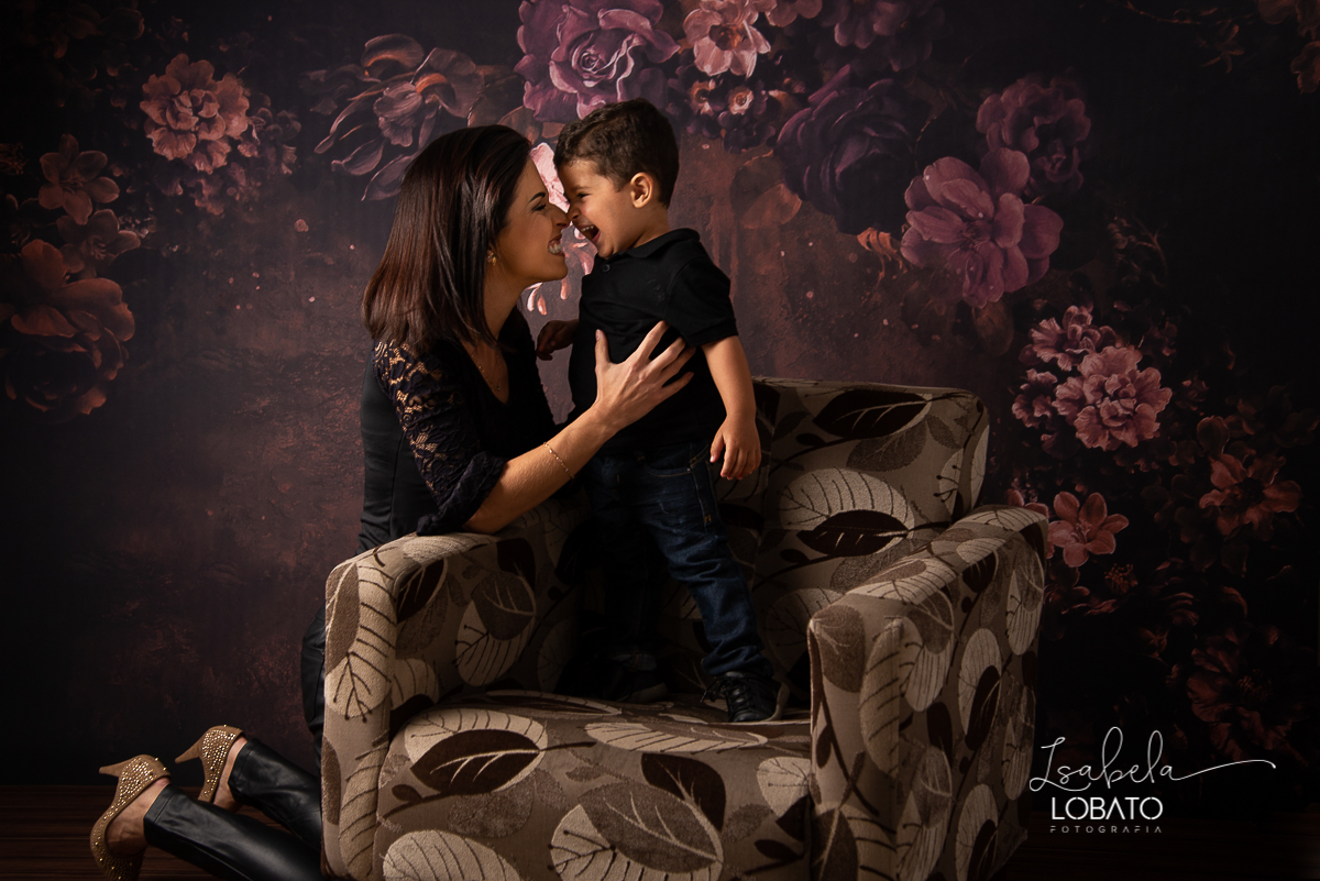 amor-de-mae-ensaio-fotografico-do-dia-das-maes-fotografia-de-mae-amor-materno-aleitamento-materno-sessao-do-dia-das-maes-2020-estudio-de-fotos-em-barbacena-isabela-lobato-fotografia-melhor-fotografa-de-barbacena-luz-de-estudio-fotografa-de-criancas