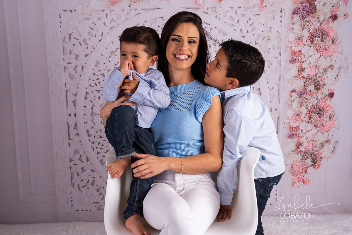 amor-de-mae-ensaio-fotografico-do-dia-das-maes-fotografia-de-mae-amor-materno-aleitamento-materno-sessao-do-dia-das-maes-2020-estudio-de-fotos-em-barbacena-isabela-lobato-fotografia-melhor-fotografa-de-barbacena-luz-de-estudio-fotografa-de-criancas