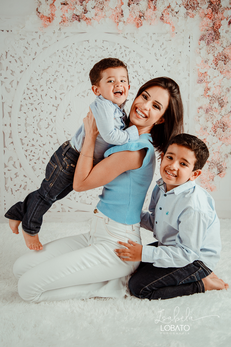 amor-de-mae-ensaio-fotografico-do-dia-das-maes-fotografia-de-mae-amor-materno-aleitamento-materno-sessao-do-dia-das-maes-2020-estudio-de-fotos-em-barbacena-isabela-lobato-fotografia-melhor-fotografa-de-barbacena-luz-de-estudio-fotografa-de-criancas