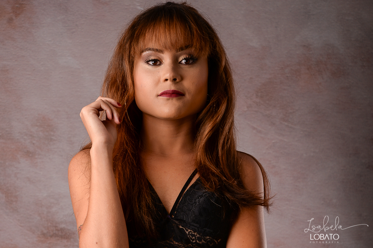 ensaio-fotografico-em-estudio-ensaio-feminino-estudio-fotografico-em-barbacena-melhores-fotografos-em-barbacena-isabela-lobato-fotografia-ensaio-feminino-em-estudio-luz-de-estudio-modelo-fotografia-de-modelo-tatuagem-feminina-book-feminino-pose-foto