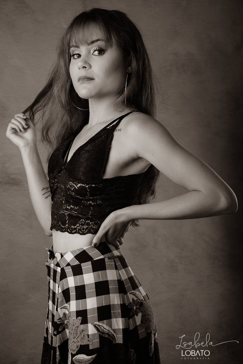 ensaio-fotografico-em-estudio-ensaio-feminino-estudio-fotografico-em-barbacena-melhores-fotografos-em-barbacena-isabela-lobato-fotografia-ensaio-feminino-em-estudio-luz-de-estudio-modelo-fotografia-de-modelo-tatuagem-feminina-book-feminino-pose-foto