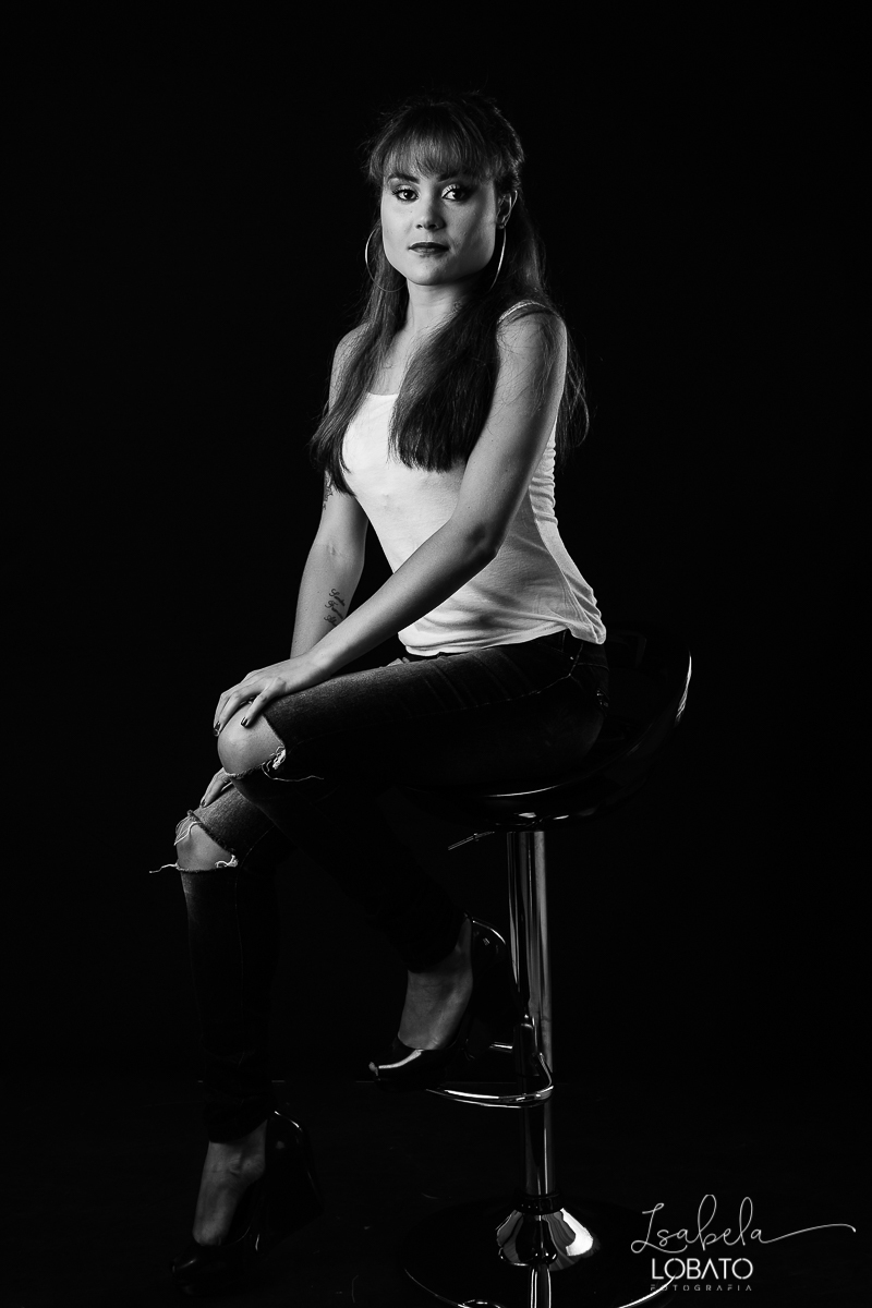 ensaio-fotografico-em-estudio-ensaio-feminino-estudio-fotografico-em-barbacena-melhores-fotografos-em-barbacena-isabela-lobato-fotografia-ensaio-feminino-em-estudio-luz-de-estudio-modelo-fotografia-de-modelo-tatuagem-feminina-book-feminino-pose-foto