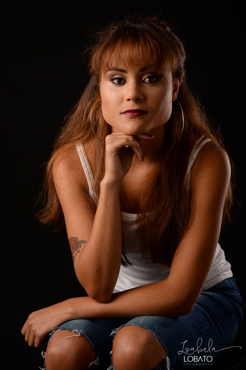 ensaio-fotografico-em-estudio-ensaio-feminino-estudio-fotografico-em-barbacena-melhores-fotografos-em-barbacena-isabela-lobato-fotografia-ensaio-feminino-em-estudio-luz-de-estudio-modelo-fotografia-de-modelo-tatuagem-feminina-book-feminino-pose-foto