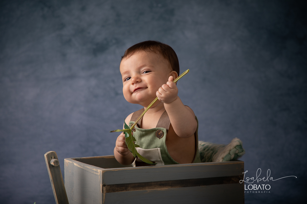 acompanhamento-fotografico-infantil-fases-do-bebe-newborn-bebe-de-6-meses-fotografa-de-crianca-isabela-lobato-fotografia-estudio-fotografico-infantil-fotografa-de-recem-nascido-em-barbacena-ensaio-newborn-roupa-de-bebe-mundo-azul-acompanhamento-criativo
