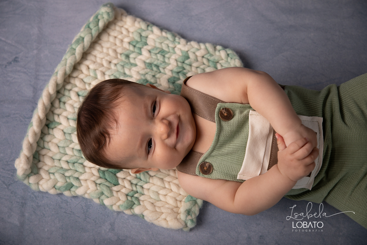 acompanhamento-fotografico-infantil-fases-do-bebe-newborn-bebe-de-6-meses-fotografa-de-crianca-isabela-lobato-fotografia-estudio-fotografico-infantil-fotografa-de-recem-nascido-em-barbacena-ensaio-newborn-roupa-de-bebe-mundo-azul-acompanhamento-criativo