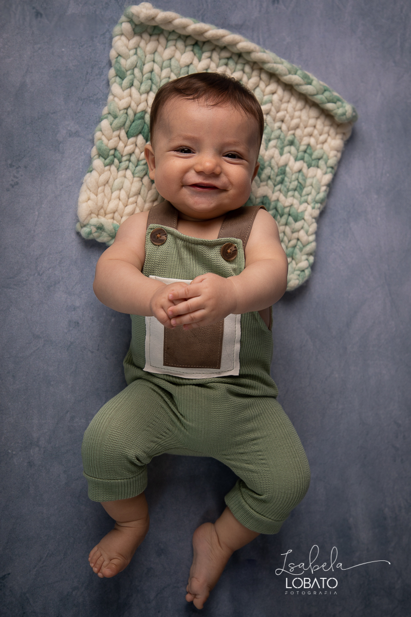 acompanhamento-fotografico-infantil-fases-do-bebe-newborn-bebe-de-6-meses-fotografa-de-crianca-isabela-lobato-fotografia-estudio-fotografico-infantil-fotografa-de-recem-nascido-em-barbacena-ensaio-newborn-roupa-de-bebe-mundo-azul-acompanhamento-criativo