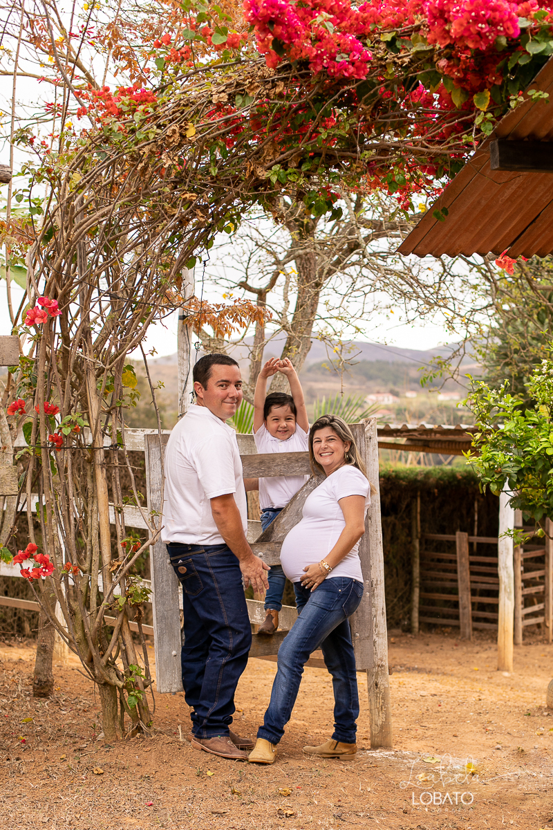 ensaio-fotografico-gestante-fotografia-de-gravida-veterinaria-animais-fotografo-pet-gestante-foto-com animais-fotografos-em-barbacena-isabela-lobato-fotografia-fotografa-de-gestantes-ensaio-fotografico-na-natureza-com-animais-e-flores-vida-de-bicho-ifet