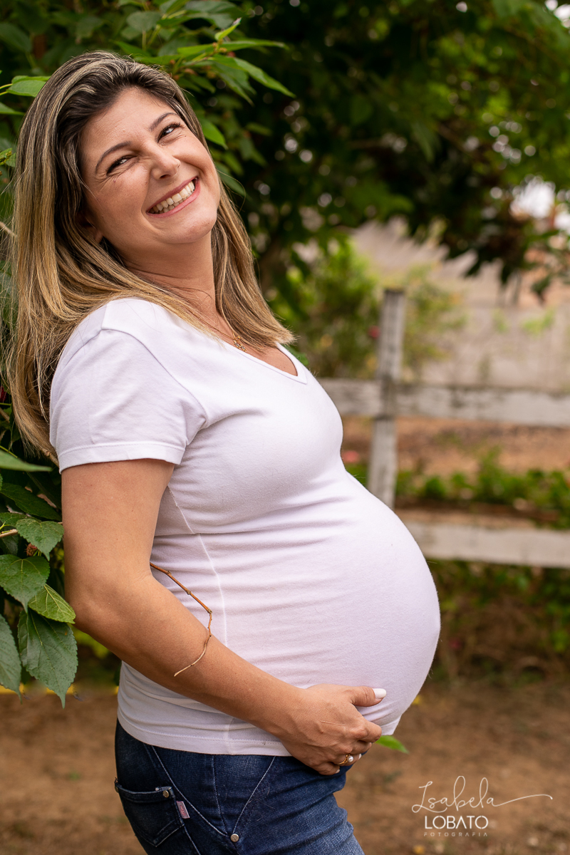 ensaio-fotografico-gestante-fotografia-de-gravida-veterinaria-animais-fotografo-pet-gestante-foto-com animais-fotografos-em-barbacena-isabela-lobato-fotografia-fotografa-de-gestantes-ensaio-fotografico-na-natureza-com-animais-e-flores-vida-de-bicho-ifet
