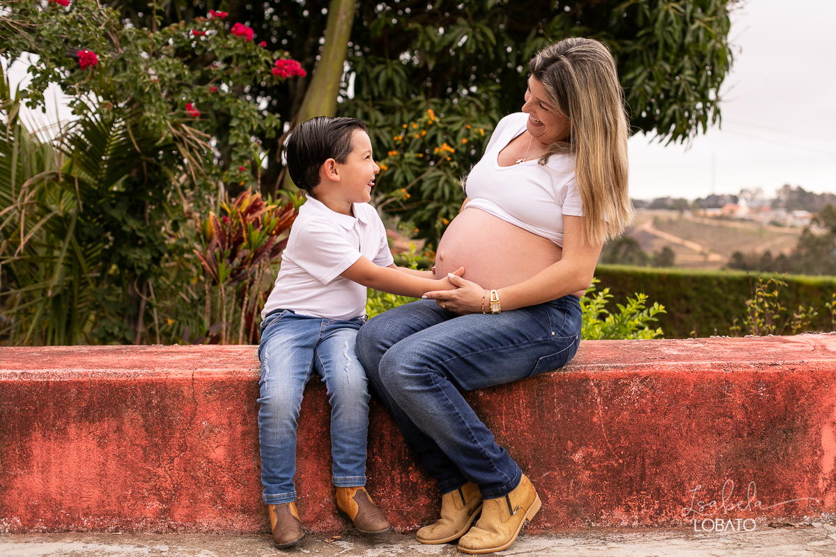 ensaio-fotografico-gestante-fotografia-de-gravida-veterinaria-animais-fotografo-pet-gestante-foto-com animais-fotografos-em-barbacena-isabela-lobato-fotografia-fotografa-de-gestantes-ensaio-fotografico-na-natureza-com-animais-e-flores-vida-de-bicho-ifet