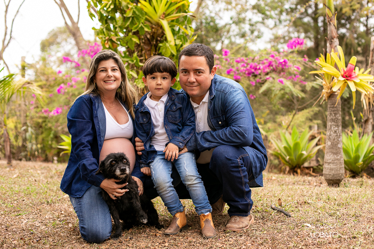 ensaio-fotografico-gestante-fotografia-de-gravida-veterinaria-animais-fotografo-pet-gestante-foto-com animais-fotografos-em-barbacena-isabela-lobato-fotografia-fotografa-de-gestantes-ensaio-fotografico-na-natureza-com-animais-e-flores-vida-de-bicho-ifet
