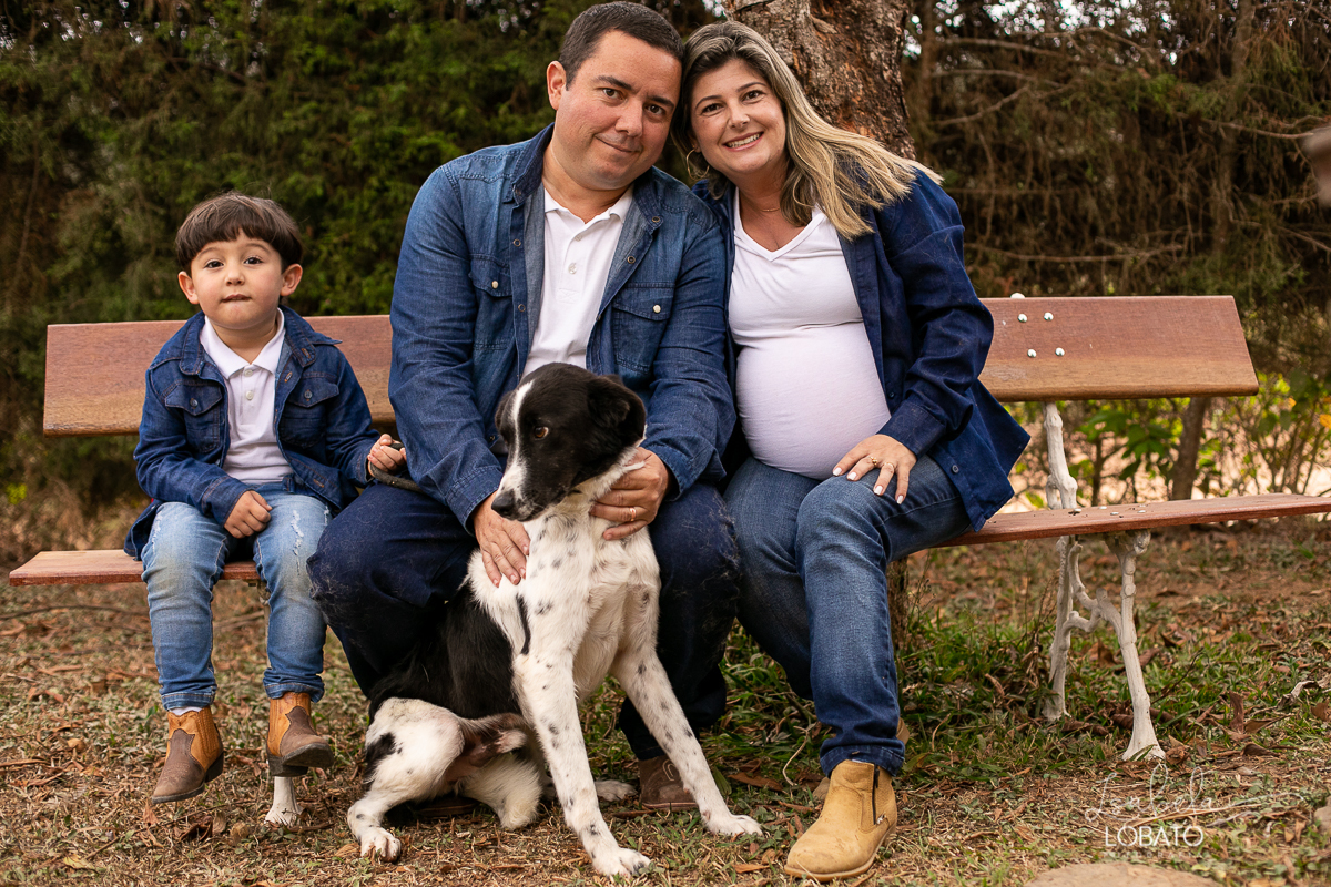 ensaio-fotografico-gestante-fotografia-de-gravida-veterinaria-animais-fotografo-pet-gestante-foto-com animais-fotografos-em-barbacena-isabela-lobato-fotografia-fotografa-de-gestantes-ensaio-fotografico-na-natureza-com-animais-e-flores-vida-de-bicho-ifet