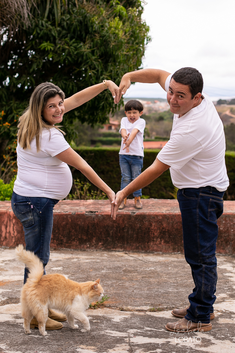 ensaio-fotografico-gestante-fotografia-de-gravida-veterinaria-animais-fotografo-pet-gestante-foto-com animais-fotografos-em-barbacena-isabela-lobato-fotografia-fotografa-de-gestantes-ensaio-fotografico-na-natureza-com-animais-e-flores-vida-de-bicho-ifet