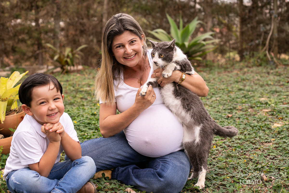 ensaio-fotografico-gestante-fotografia-de-gravida-veterinaria-animais-fotografo-pet-gestante-foto-com animais-fotografos-em-barbacena-isabela-lobato-fotografia-fotografa-de-gestantes-ensaio-fotografico-na-natureza-com-animais-e-flores-vida-de-bicho-ifet