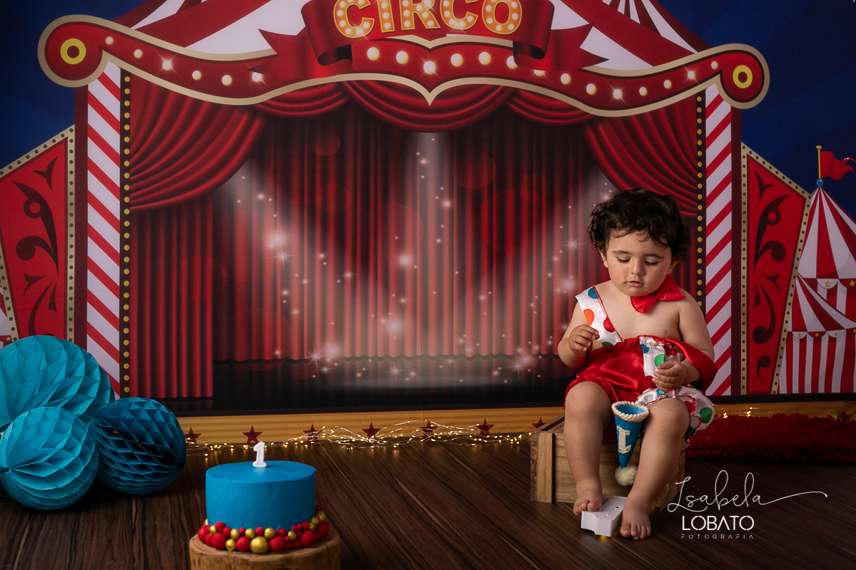 a-hora-do-bolo-smash-the-cake-aniversario-de-um-ano-tema-da-festa-circo-fotografia-no-estudio-fotos-de-crianca-fotografa-de-crianca-em-barbacena-isabela-lobato-fotografia-melhores-fotografos-de-barbacena-estudio-fotografico-em-barbacena-isabela-lobato